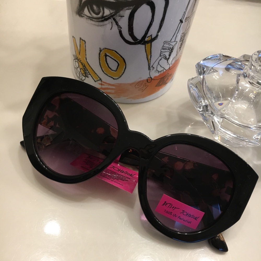 ✨Betsey Johnson💕Black Floral Sunglasses✨